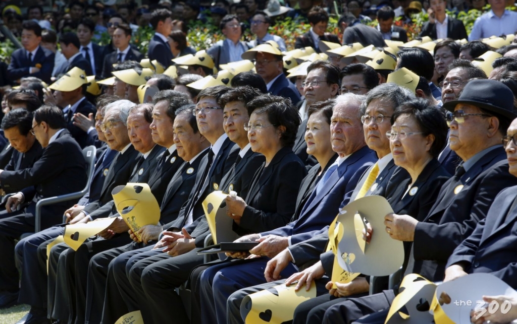 조지 부시 전 미국 대통령이 고(故) 노무현 전 대통령 서거 10주기 추도식에 참석해 앉아 있다./사진=사람사는세상 노무현재단 제공