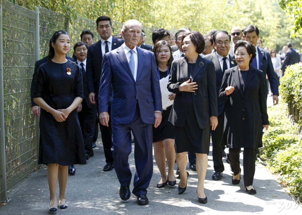 조지 부시 전 미국 대통령이 고(故) 노무현 전 대통령 서거 10주기 추도식에 참석해 문재인 대통령의 부인인 김정숙 여사와 함께 대화를 나누며 걸어가고 있다./사진=사람사는세상 노무현재단 제공