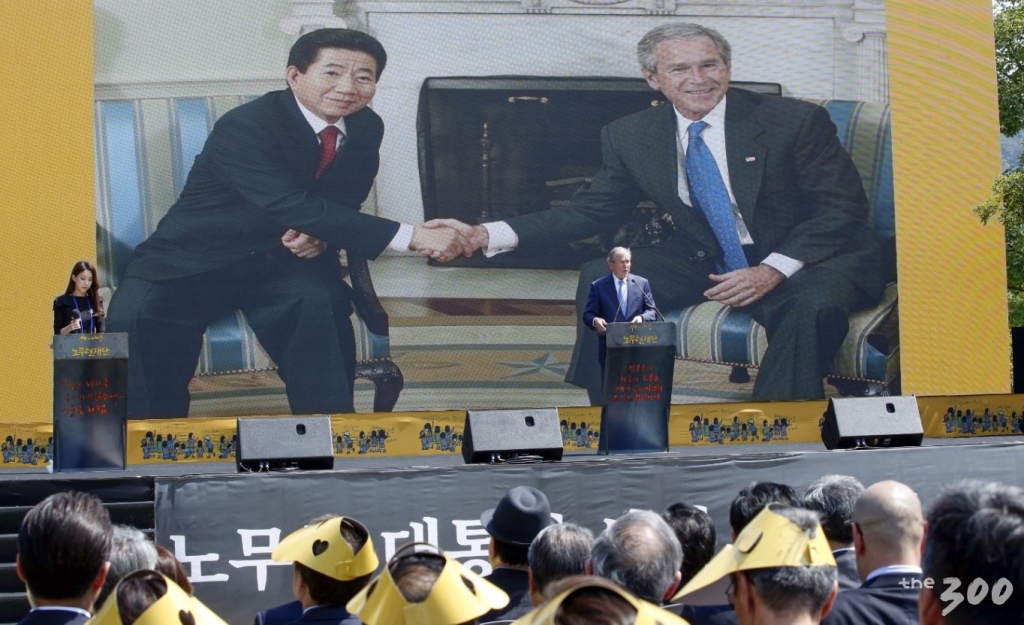 조지 부시 전 미국 대통령이 고(故) 노무현 전 대통령 서거 10주기 추도식에 참석해 추도사를 낭독하고 있다./사진=사람사는세상 노무현재단 제공