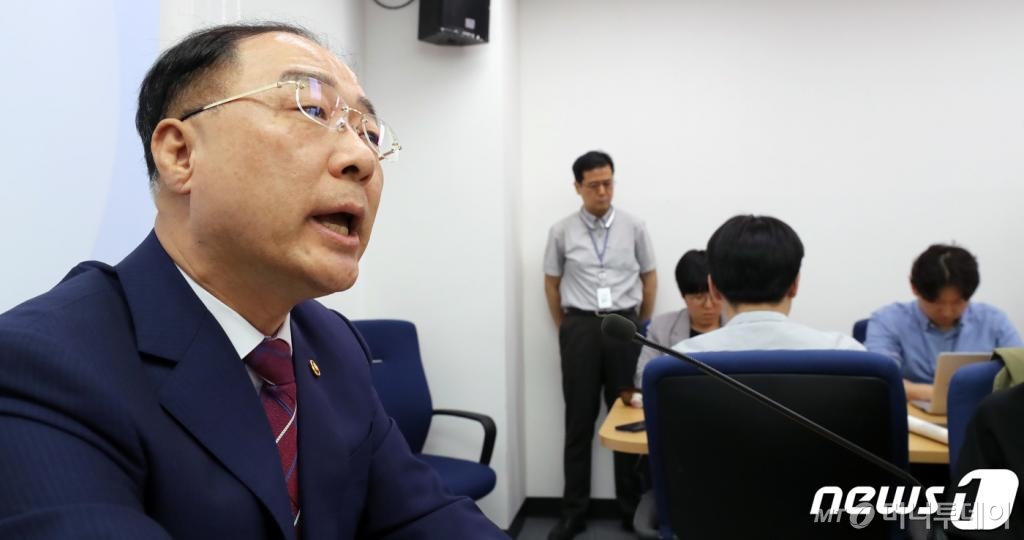 (세종=뉴스1) 장수영 기자 = 홍남기 경제부총리 겸 기획재정부 장관이 23일 정부세종청사 기재부 기자실에서 추경 등 경제현안 관련 기자 간담회를 갖고 있다. 2019.5.23/뉴스1 <저작권자 © 뉴스1코리아, 무단전재 및 재배포 금지>