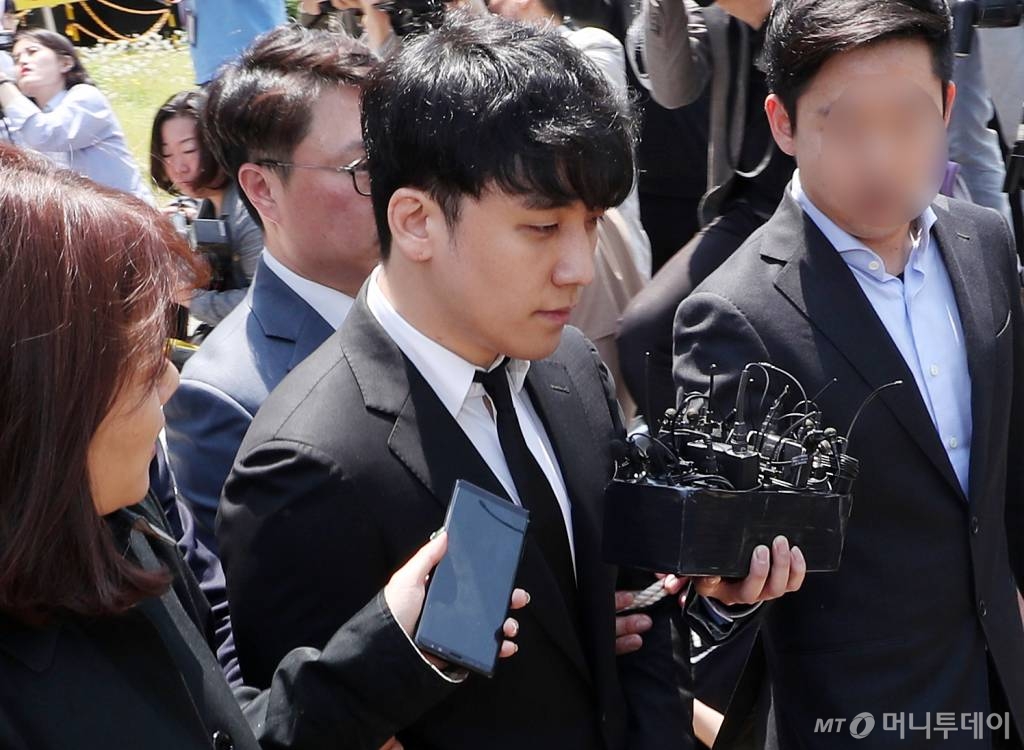 성매매 알선 및 자금 횡령, 식품위생법 위반 등의 혐의를 받고 있는 가수 승리./사진=김휘선 기자 hwijpg@
