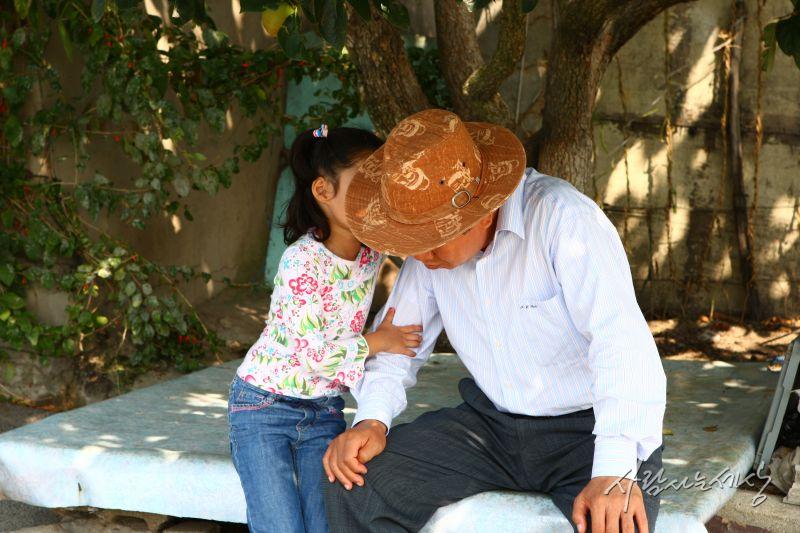 노서은양의 귓속말을 들어주는 노 전 대통령./사진=사람사는세상 노무현재단