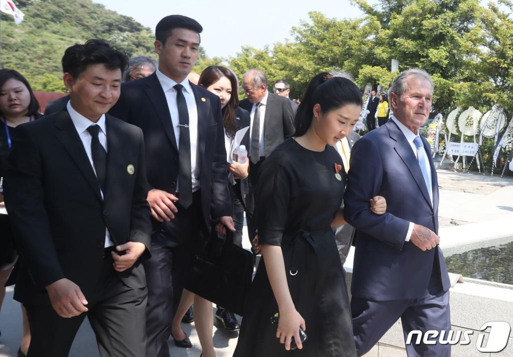 23일 오후 경남 김해시 진영읍 봉하마을에서 열린 노무현 대통령 서거 10주기 추도식에서 참배를 마친 부시 전 미국 대통령이 노서은양과 이동하고 있다./사진=뉴스1