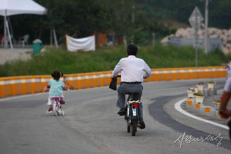 2008년 9월 노 전 대통령과 노서은양이 봉하마을 골목길에서 자전거를 타고 있다./사진=사람사는세상 노무현재단