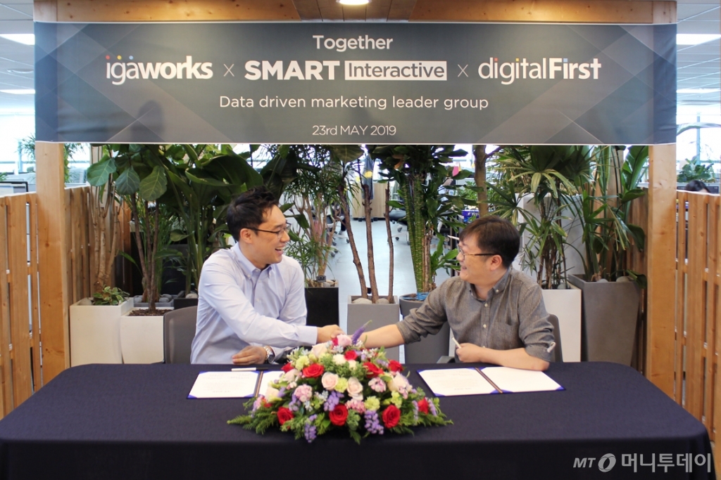 마국성 아이지에이웍스 대표(왼쪽), 강승범 스마트인터랙티브 대표(오른쪽)/사진제공=아이지에이웍스