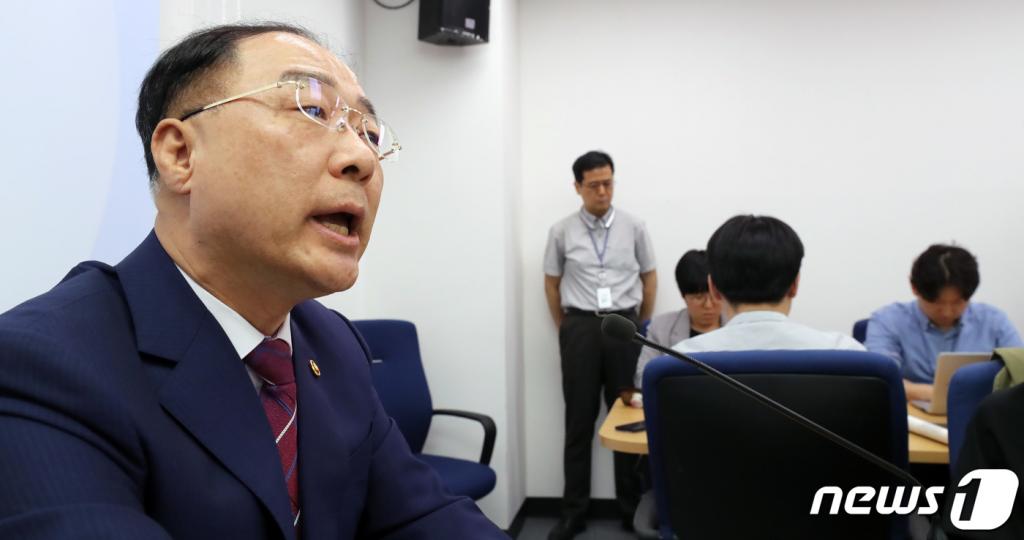 (세종=뉴스1) 장수영 기자 = 홍남기 경제부총리 겸 기획재정부 장관이 23일 정부세종청사 기재부 기자실에서 추경 등 경제현안 관련 기자 간담회를 갖고 있다. 2019.5.23/뉴스1 <저작권자 © 뉴스1코리아, 무단전재 및 재배포 금지>