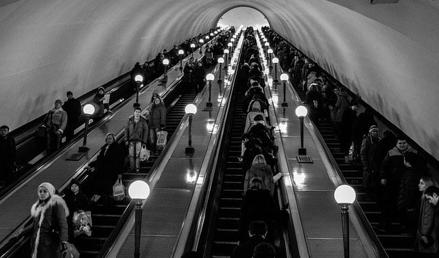 일본 철도사들이 진행한 '에스컬레이터 두줄 서기' 캠페인 포스터. 일본어뿐 아니라 영어, 한글도 있다.