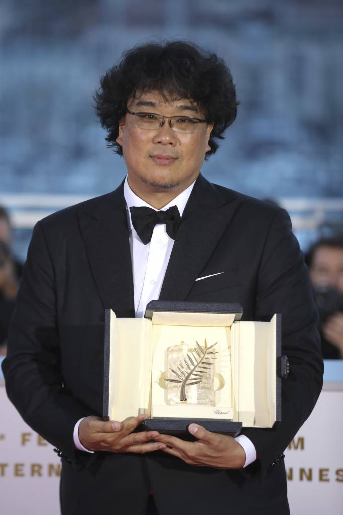 【칸=AP/뉴시스】봉준호 감독이 25일(현지시간) 프랑스 칸에서 열린 제72회 칸 국제영화제시상식에서 영화 '기생충'으로 '황금종려상'을 받고 포즈를 취하고 있다.   한국 영화가 칸영화제 최고 상인 황금종려상을 받은 것은 사상 처음으로 봉준호 감독은 "함께한 위대한 배우들이 없었다면 한 장면도 찍을 수 없었을 것"이라고 배우들에게 고마움을 전했다.   봉 감독은 '괴물'(2006, 감독주간) '도쿄!'(2008, 주목할 만한 시선) '마더'(2009, 주목할 만한 시선) '옥자'(2017, 경쟁)에 이어 5번째로 칸에 입성해 상을 받았다. 2019.05.26.