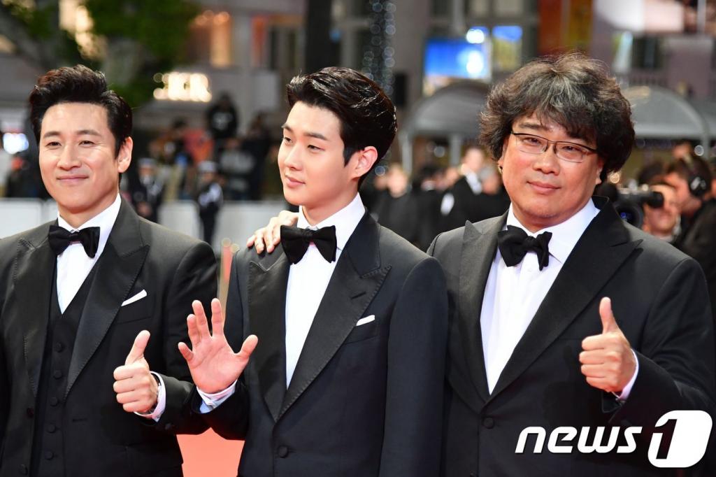 봉준호 감독이 연출한 '기생충'이 지난 26일(현지시각) 제 72회 칸 국제영화제에서 황금종려상을 수상했다. 사진은 봉준호 감독(오른쪽)과 최우식, 이선균이 지난 21일(현지시간) 프랑스 칸 팔레 드 페스티발에서 열린 72회 칸 국제영화제의 ‘기생충’ 공식 상영 레드카펫에서 포즈를 취하고 있는 모습. /사진=뉴스1