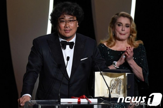 (AFP=뉴스1) 포토공용 기자 = 봉준호 감독이 25일(현지시각) 프랑스 칸 뤼미에르 극장에서 열린 제72회 칸국제영화제(칸영화제) 폐막식에서 최고상인 황금종려상을 수상한 후 소감을 밝히고 있다.