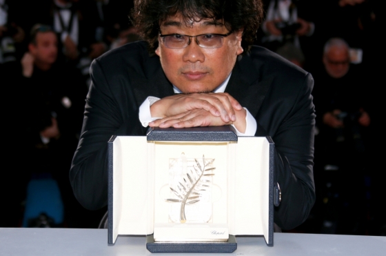 봉준호 감독이 26일(현지시간) 칸 영화제 황금종려상을 수상한 후 카메라 앞에서 포즈를 취하고 있다. /사진=로이터.