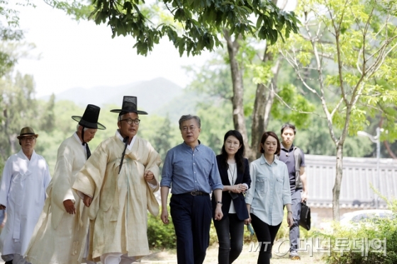 문재인 대통령이 24일 오후 경주 안강읍 옥산리 옥산서원을 둘러본 후 이동하고 있다. /사진=뉴시스