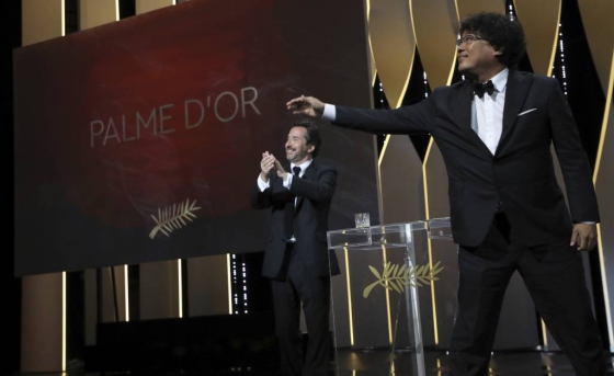 【칸=AP/뉴시스】봉준호(오른쪽) 감독이 25일(현지시간) 프랑스 칸에서 열린 제72회 칸 국제영화제시상식에서 영화 '기생충'으로 '황금종려상'을 받고 있다.