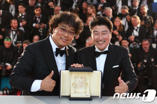 봉준호 감독과 배우 송강호./사진=뉴스1