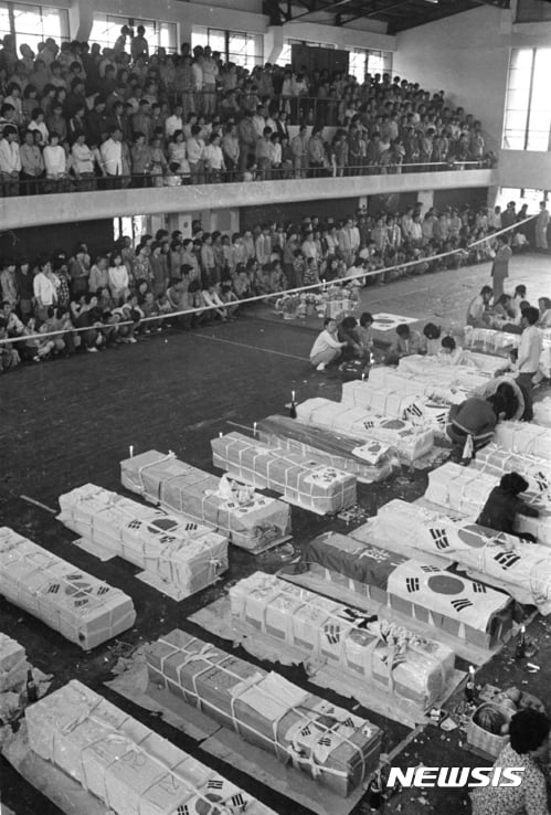 사진은 1980년 5월 계엄군에 의해 숨진 광주 시민들의 시신이 안치된 상무관 모습. 2017.05.14. (사진=5·18기념재단 제공)   photo@newsis.com