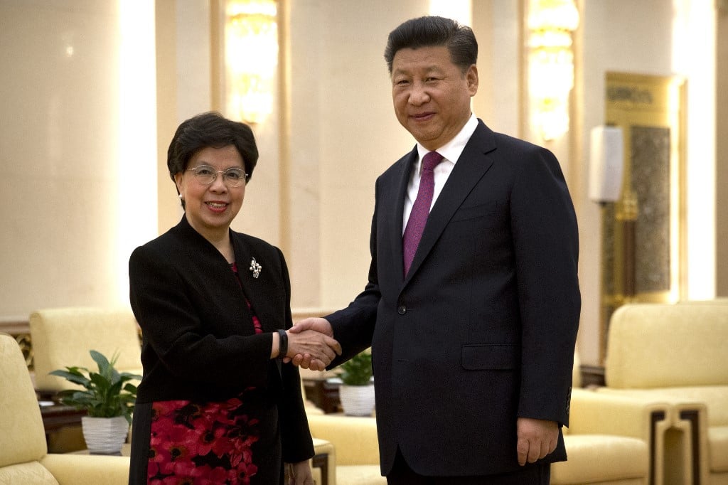 마거릿 챈 전 세계보건기구(WHO) 사무총장과 시진핑 중국 국가주석이 지난 2016년 7월 중국 수도 베이징에서 만나 악수를 나누고 있다./사진=AFP.