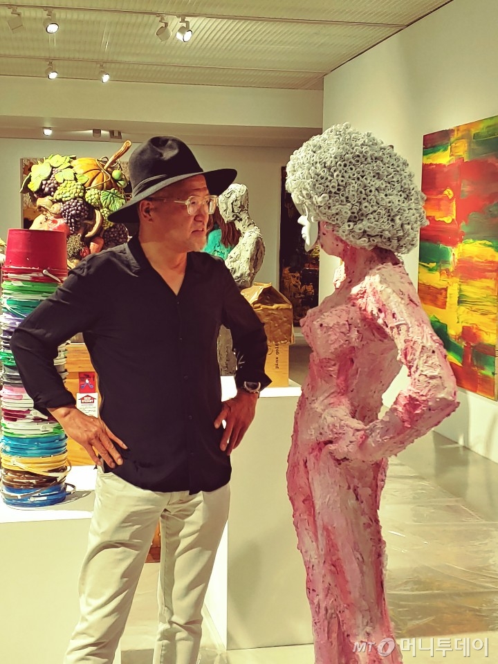 작가 씨 킴(왼쪽)이 자신의 설치 작품 앞에서 같은 포즈를 취하며 작품을 응시하고 있다. /천안=김고금평 기자