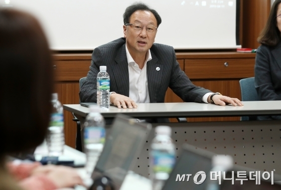 강석연 식품의약품안전처 바이오생약국 국장이 28일 충북 청주시 식품의약품안전처 브리핑실에서 코오롱생명과학 인보사케이주 조사결과를 발표하고 있다. /사진=뉴스1