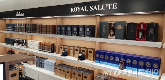 오는 31일 개장하는 인천국제공항 2터미널 내 입국장면세점에 주류가 진열돼 있다./사진=박경담 기자
