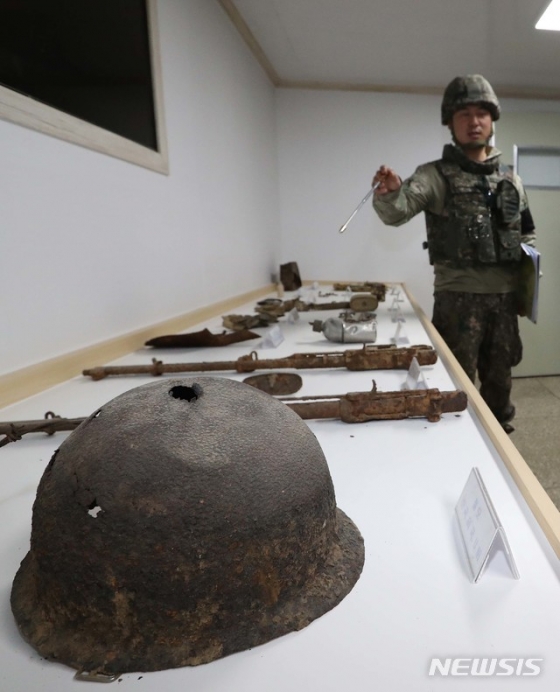 【철원=뉴시스】사진공동취재단 = 22일 강원도 철원군 'DMZ 평화의 길' 화살머리 고지의 비상주 gp내 벙커층에서 군 장병이 취재진들에게 전시물 설명하고 있다.   정부는 지난달 27일 고성 구간을 1차로 개방한 데 이어 오는 6월 1일부터 철원 구간을 민간에 개방하기로 하고 20일부터 참가자 신청을 받는다고 밝혔다. 이번에 개방되는 철원 구간은 15㎞이며, 차량과 도보로 이동하는 데 3시간 정도가 걸린다. 2019.05.22.   photo@newsis.com