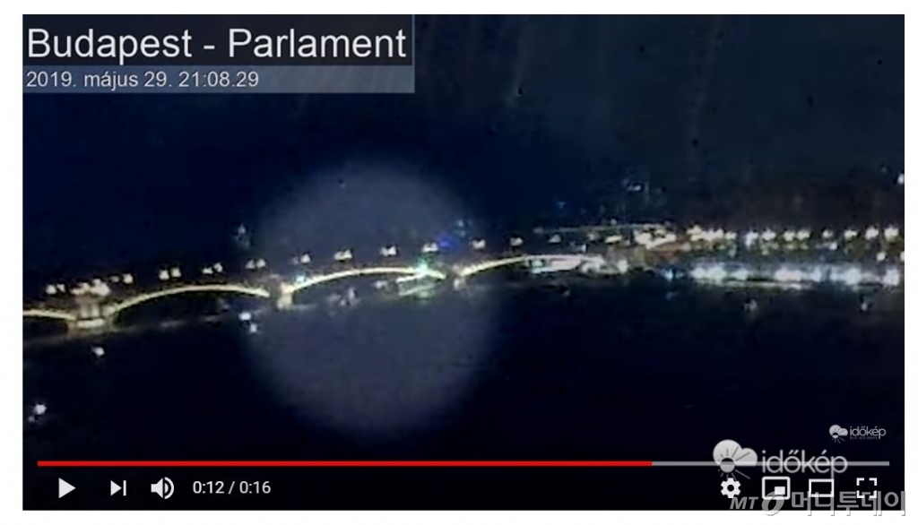 충돌당시 장면, 대형 유람선이 교각밑에서 앞서가던 히블라니호를 덮치는 순간이다/사진=이도킵 영상캡처