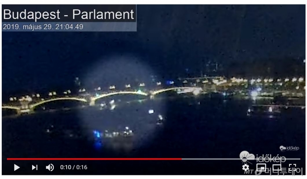 사고직전, 대형유람선이 교각을 피해 앞서가던 하블라니호쪽으로 방향을 선회하고 있다./사진=이도킵 영상캡처