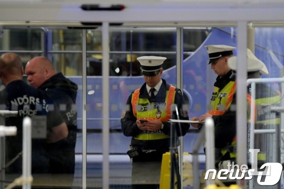 (부다페스트 AFP=뉴스1) 30일 (현지시간) 헝가리 부다페스트 다뉴브 강의 유람선이 침몰한 현장에서 경찰들이 사고경위를 조사하고 있다. 사고가 발생한 유람선엔 한국인 단체여행객 33명과 헝가리인 승무원 2명이 탑승한 것으로 얄려졌으며, 최소 7명이 숨진 것으로 전해졌다/ © AFP=뉴스1