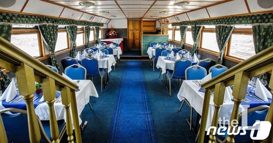 유람선 '허블레아니'(헝가리어로 '인어')의 내부 모습. 파노라마 덱(Panorama Deck) 선사에서 보유한 12척의 유람선 가운데 작은 규모에 속하는 '허블레아니'는 길이 27m에 넓이 5m인 내륙 여객선이다. 최대 시속은 11.9km이며 최대 수용인원은 60명으로 보통 관광에는 45명 정도 승객을 수용한다. 넓은 테라스를 갖추고 있는 것이 특징이다. (파노라마 덱 홈페이지) 2019.5.30/사진=뉴스1