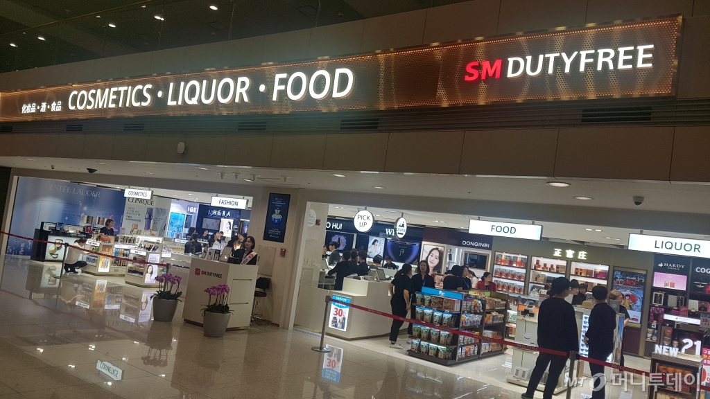 31일 문을 연 인천국제공항 제1여객터미널 입국장 내 에스엠면세접의 모습이다. /사진=김태현 기자