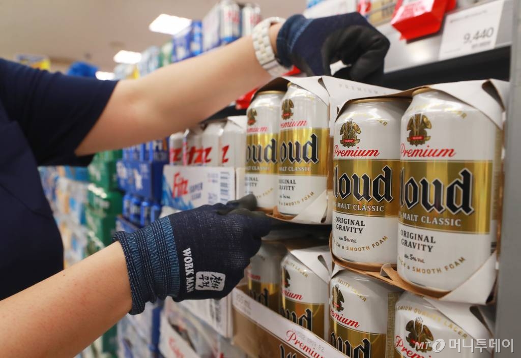 최근 주류와 과자 등의 가격이 줄줄이 인상되면서 소비자 부담이 커지고 있는 가운데 2일 오전 서울 한 대형마트 주류 코너에서 직원이 제품을 정리하고 있다. 롯데주류는 6월 1일부터 소주 '처음처럼', 맥주 '클라우드' 등의 제품에 대한 공장 출고가를 인상했다. / 사진=이동훈 기자 photoguy@