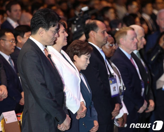 김현미 국토교통부 장관(왼쪽 세번째)과 조원태 한진그룹 회장(왼쪽 첫번째)이 2일 오전 서울 강남구 코엑스에서 열린 국제항공운송협회(IATA) 연차총회에서 故 조양호 전 회장을 기리며 묵념하고 있다./사진=(서울=뉴스1) 신웅수 기자