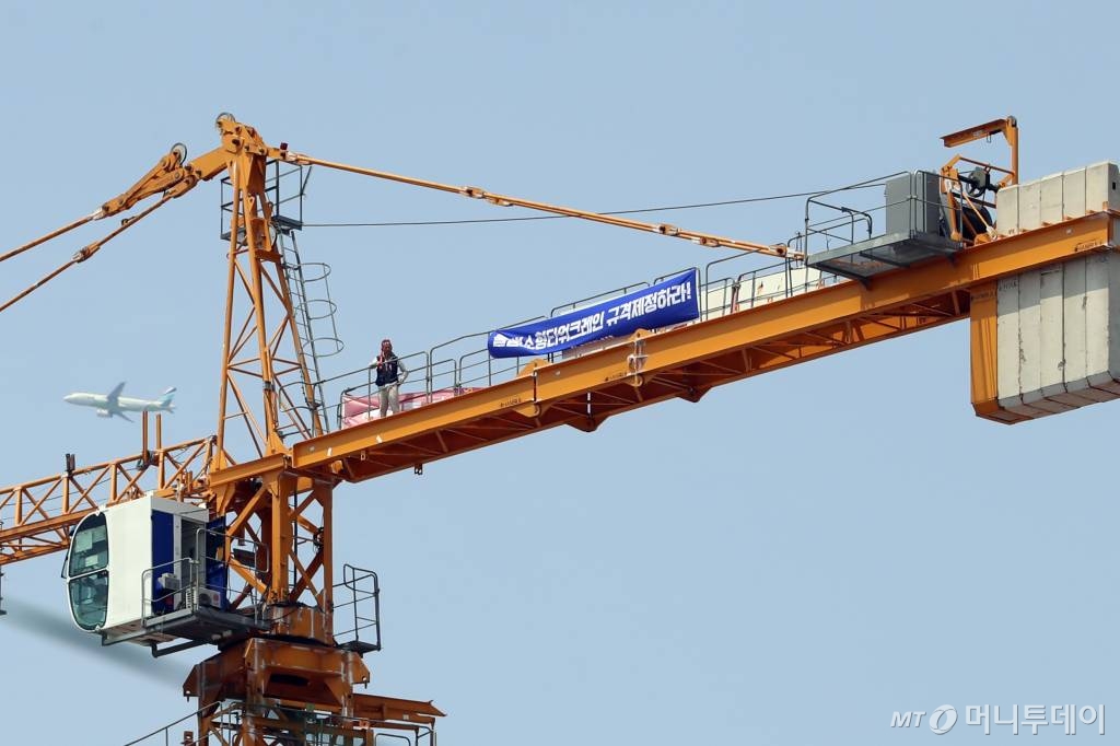 정부의 소형타워크레인 대책 마련을 요구하며 전국 1716대 트레인타워 기사들이 파업에 들어간 가운데 4일 오전 서울의 한 건설현장에 타워크레인이 멈춰 서 있다. / 사진=임성균 기자 tjdrbs23@