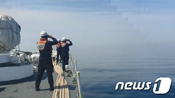 제주해경이 제주~완도행 여객선 항로에서 전 남편 살인사건 피해자 시신을 수색하고 있다./사진제공=해경