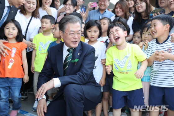 【창원=뉴시스】박진희 기자 = 문재인 대통령이 5일 경남 창원시 창원컨벤션센터에서 열린 '제24회 환경의 날 기념식'을 마친 후 어린이들과 기념촬영하고 있다. 2019.06.05.  pak7130@newsis.com