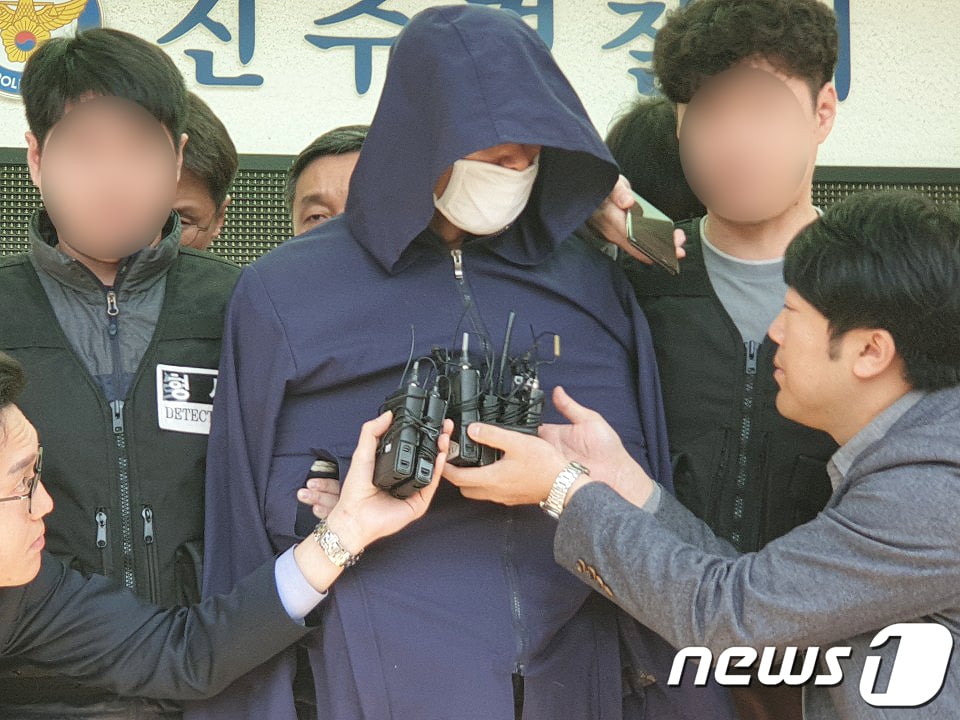 경남 진주시 가좌동 한 아파트에서 전날 오전 4시 30분께 발생한 방화·묻지마 살인 사건의 피의자인 40대 남성 안 모(43)씨가 18일 오전 영장실질 심사를 받기 위해 진주경찰서에서 나오고 있다./사진=뉴스1