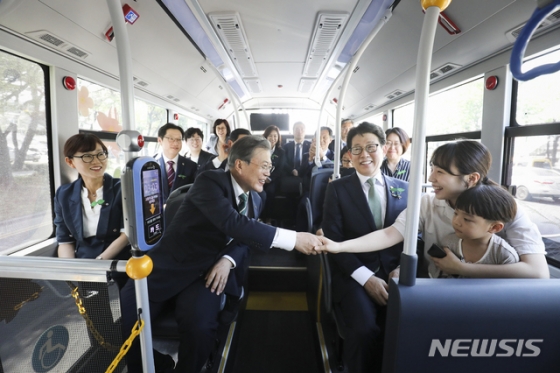 【창원=뉴시스】박진희 기자 = 문재인 대통령이 5일 오후 경남 창원 컨벤션센터에서 열린 환경의 날 기념식을 마친 후 수소 버스를 타고 도심형 수소 충전소로 이동하고 있다. 2019.06.05.  pak7130@newsis.com