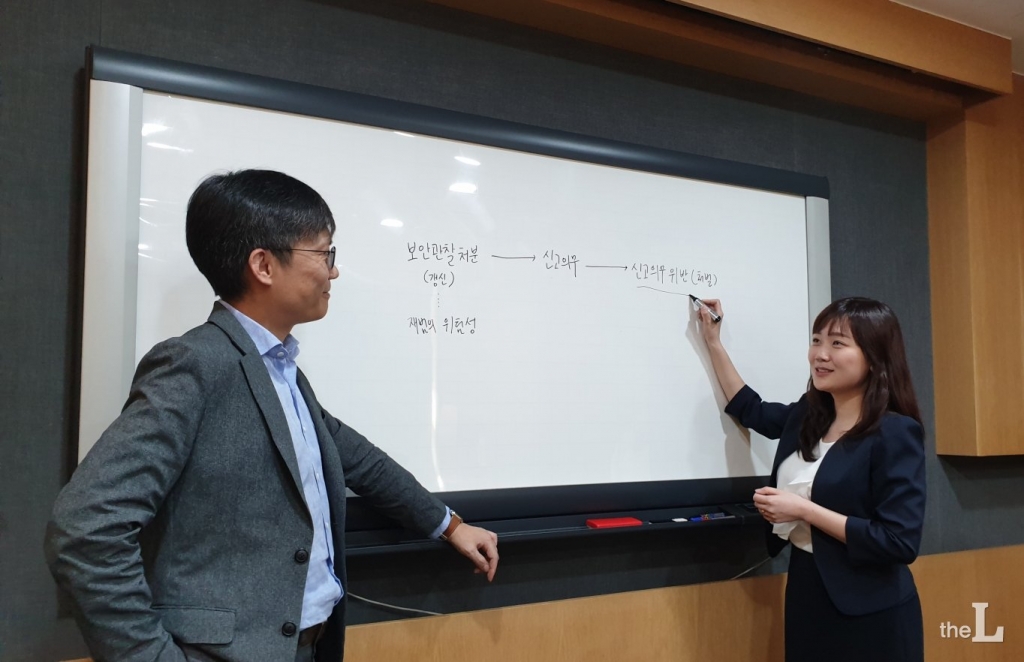 보안관찰처분 신고의무 위반 변호 논리를 설명하는 최정규·김승현 변호사/사진=최민경 기자