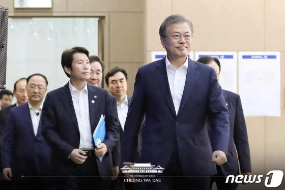 문재인 대통령이 지난달 16일 세종시에서 열린 2019 국가재정전략회의에 참석하고 있다./사진=청와대 페이스북