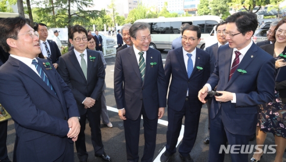 【창원=뉴시스】박진희 기자 = 문재인 대통령이 5일 창원 도심형 수소충전소에서 성윤모 산업부 장관의 경과보고를 듣고 있다. 2019.06.05. pak7130@newsis.com