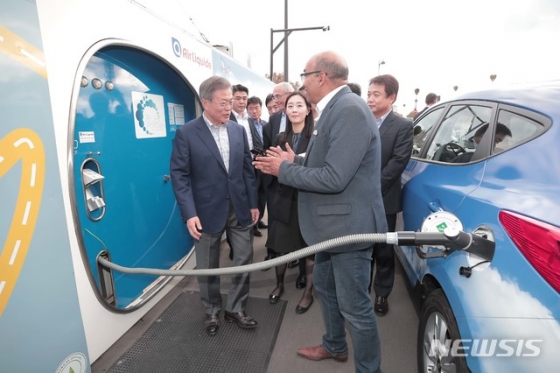 【파리(프랑스)=뉴시스】전신 기자 = 문재인 대통령이 14일(현지시간) 프랑스 파리 도심인 알마광장에서 가스 업체 에어 리퀴드가 운영 중인 수소 충전소를 방문해 현대자동차의 수소 전기차 '투싼'을 운전하고 있는 택시기사와 대화하고 있다. 2018.10.15. (사진=청와대 제공)   photo@newsis.com  <저작권자ⓒ 공감언론 뉴시스통신사. 무단전재-재배포 금지.>