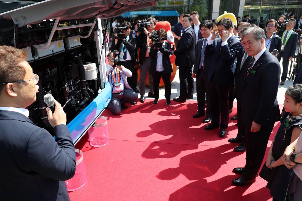 문재인 대통령이 지난 5일 경남 창원시 창원컨벤션센터 앞에서 열린 '수소버스 제막식'을 마친 후 수소버스 동력장치 설명을 듣고 있다. /사진=뉴시