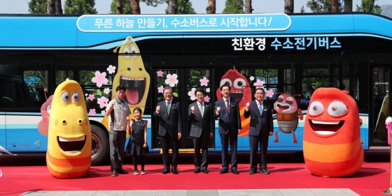 문재인 대통령이 5일 경남 창원시 창원컨벤션센터 앞에서 열린 '수소버스 제막식'을 마친 후 기념촬영하고 있다. /사진=뉴시스