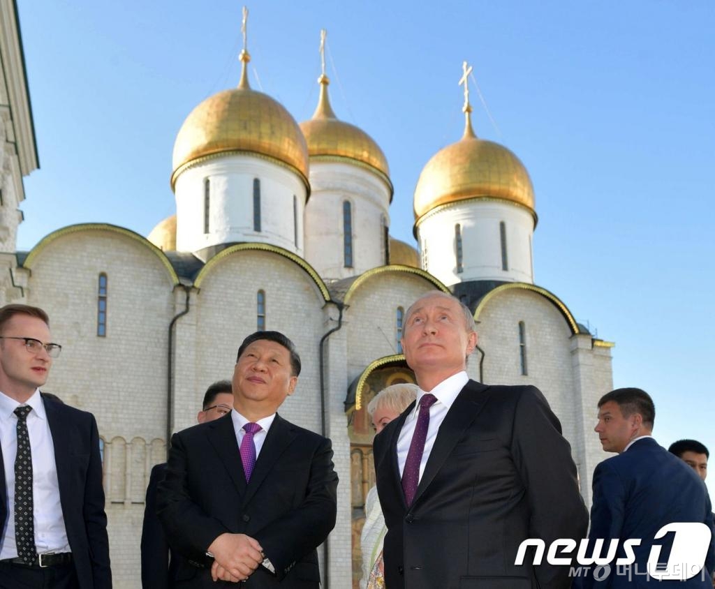 (모스크바 AFP=뉴스1) 우동명 기자 = 블라디미르 푸틴 러시아 대통령과 시진핑 중국 국가주석이 5일(현지시간) 정상회담을 가진 뒤 모스크바 크렘린궁을 둘러보고 있다.  © AFP=뉴스1  <저작권자 © 뉴스1코리아, 무단전재 및 재배포 금지>