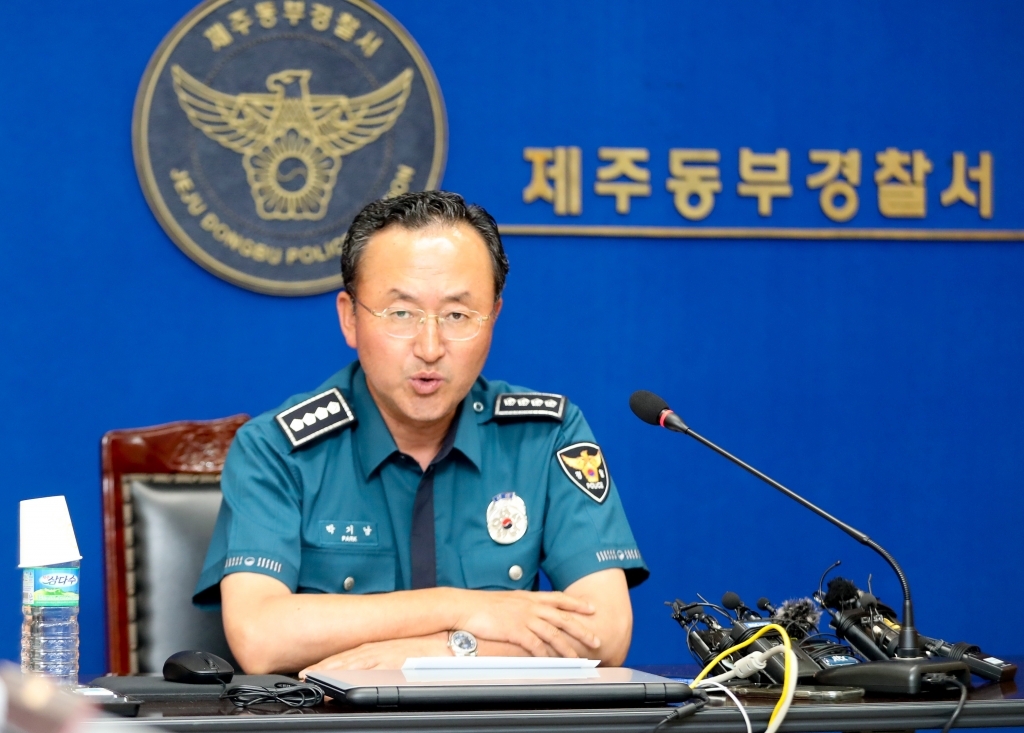 박기남 제주동부경찰서장이 4일 오후 제주시 동부서 2층 청명재에서 '제주 전 남편 살인사건' 관련 브리핑을 하고 있다. 경찰에 따르면 피해자의 전 부인 고모(36)씨는 지난달 25일 제주시 조천읍의 한 펜션에서 피해자 강모(36)씨를 살해한 것으로 파악됐다./사진=뉴시스