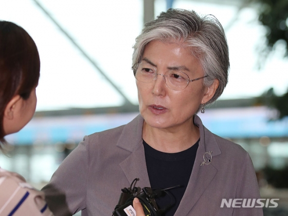 【인천공항=뉴시스】김진아 기자 = 강경화 외교부 장관이 국제회의 참석차 슬로바키아를 방문하기 위해 6일 인천국제공항에서 출국하던 중 취재진의 질문에 답하고 있다. 강 장관은 출장 중 헝가리 외교장관과 일주일 만에 다시 만나 다뉴브강 유람선 침몰 사고 수습 방안을 논의할 예정이다. 2019.06.06. bluesoda@newsis.com