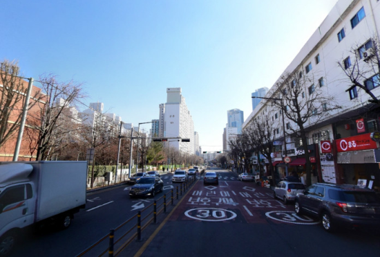 제한속도가 30km/h인 용산구 신용산초등학교앞 4차선 간선도로