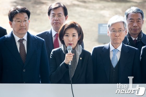 자유한국당 나경원 원내대표가 의원들과 함께 26일 서울 서초구 대검찰청을 항의방문해 발언을 하고 있다./사진=뉴스1