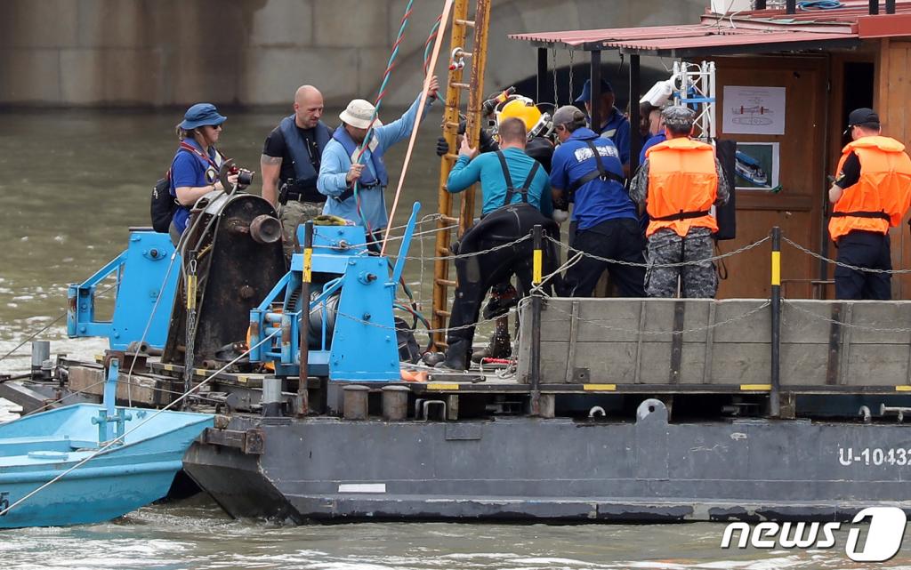 (부다페스트(헝가리)=뉴스1) 구윤성 기자 = 6일 오후 (현지시간) 헝가리 부다페스트 다뉴브강 머르기트 다리 인근 유람선 '허블레아니호' 침몰 현장에서 헝가리 수색팀 잠수사가 선체인양 사전작업을 마친 뒤 다이빙플랫폼 위로 올라오고 있다. 2019.6.7/뉴스1   <저작권자 © 뉴스1코리아, 무단전재 및 재배포 금지>