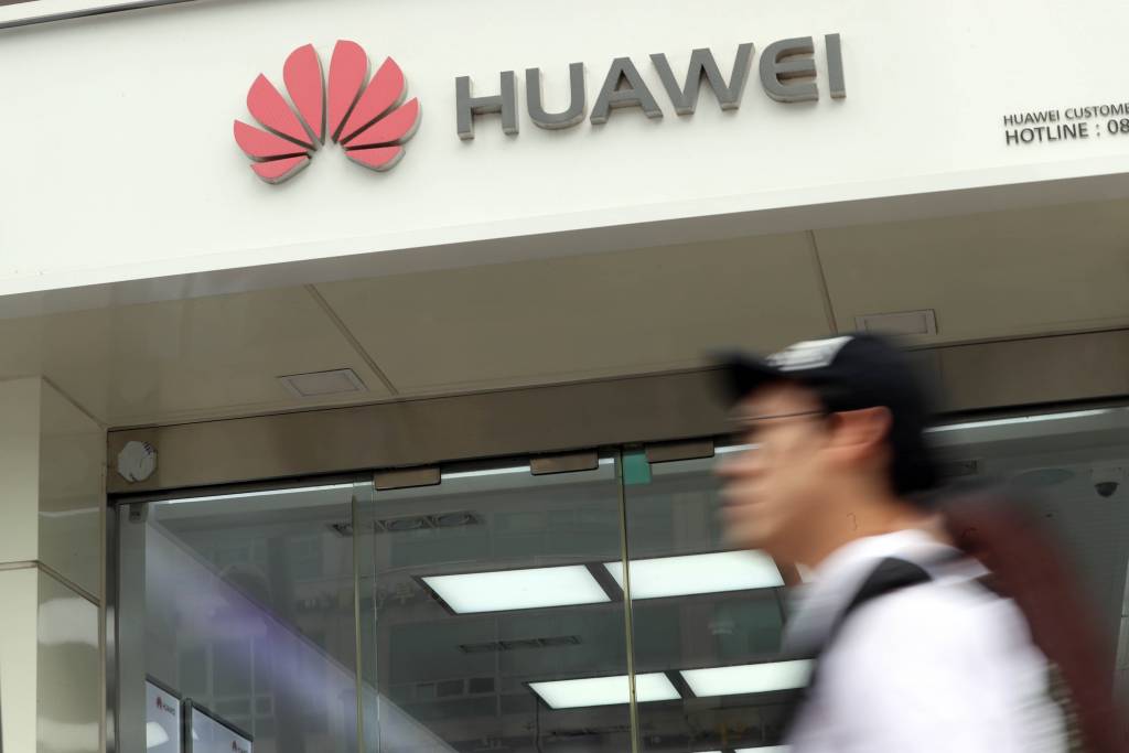 미-중 무역전쟁이 지속되는 가운데 10일 오후 서울 마포구 서교동 화웨이 직영서비스 센터 앞을 시민들이 지나치고 있다. / 사진=임성균 기자 tjdrbs23@