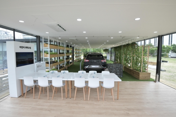 현대자동차가 오는 19일부터 사흘간 서울 동대문 디자인플라자(DDP)에서 열리는 '2019 대한민국 수소엑스포'(www.khexpo.co.kr)에서 '수소전기하우스'를 전시한다. 사진은 대전시청 앞 보라매 공원에서 지난달 20~26일 전시된 수소전기하우스 시즌2 '키즈 존' 내부모습. / 사진제공=현대차